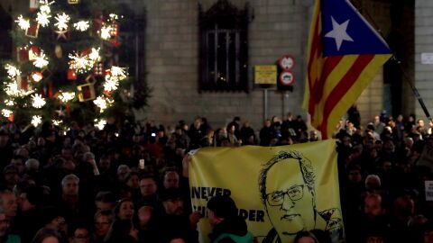 Manifestantes se concentran en la Plaza de Sant Jaume. 