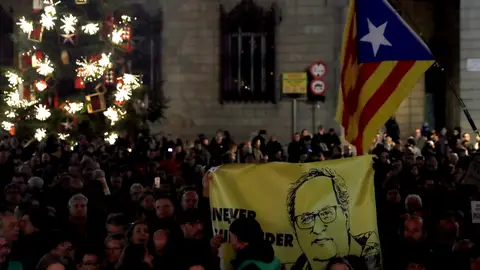 Manifestantes se concentran en la Plaza de Sant Jaume. Manifestantes se concentran en la Plaza de Sant Jaume.