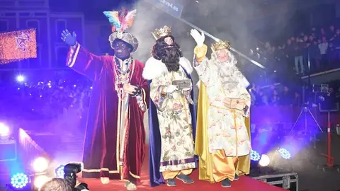 Els reis Mags d´Orient tornaràn a recòrrer Vila-real en la Cavalcada del pròxim diumenge. En finalitzar la cavalcada, els reis començaràn amb el repartiment dels regals per les cases de Vila-real que ho hagen sol-licitat.