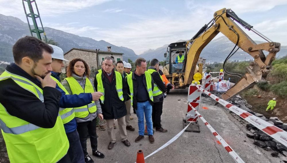 Varias autoridades del Consell de Mallorca durante una visita a las obras en la carretera entre Sóller y Fornalutx.