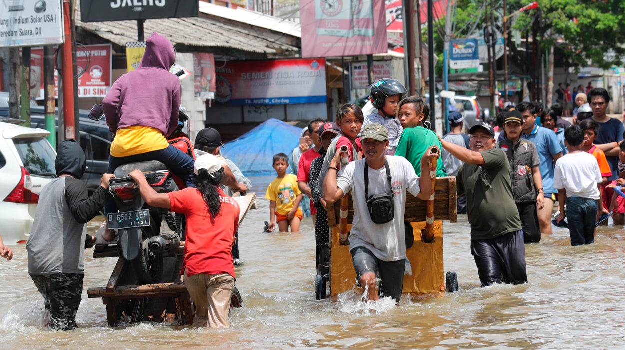 Ascienden a 43 los muertos a causa de las inundaciones en Yakarta Ascienden a 43 los muertos a causa de las inundaciones en Yakarta