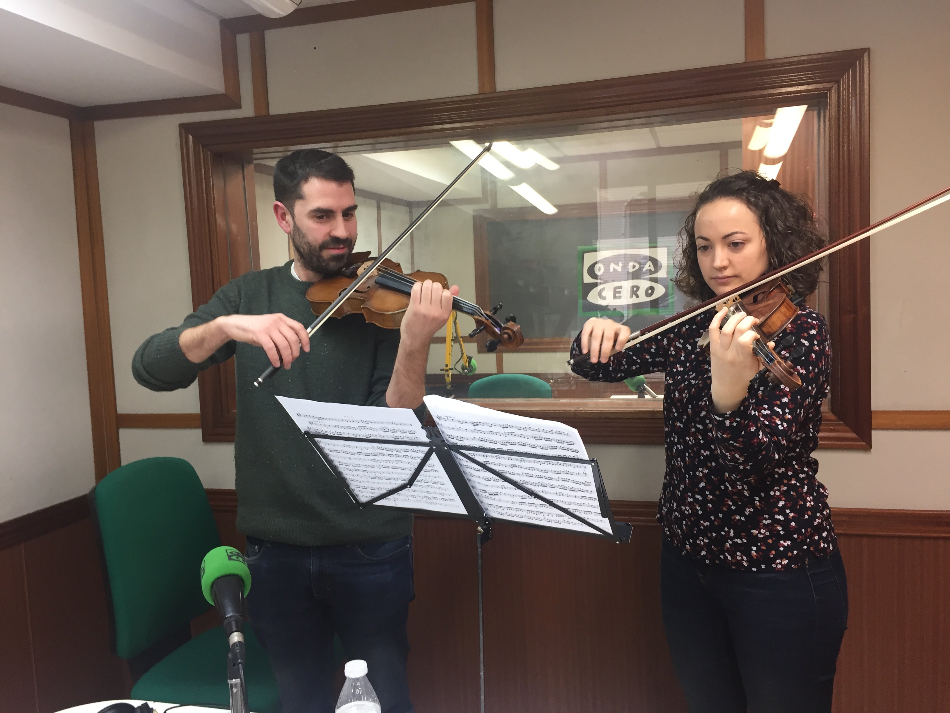 Dúo de violines en el Teatro de la Sensación Dúo de violines en el Teatro de la Sensación
