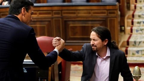 El l&iacute;der de Unidas Podemos, Pablo Iglesias, saluda a Pedro S&aacute;nchez