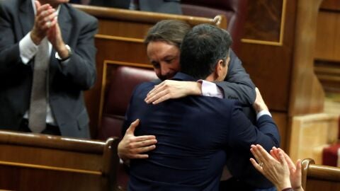 Caluroso abrazo entre Pablo Iglesias y Pedro S&aacute;nchez