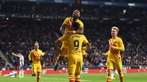 Los jugadores del Barcelona celebran el gol de Arturo Vidal