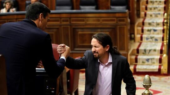 Iglesias saluda a Pedro S&aacute;nchez. 