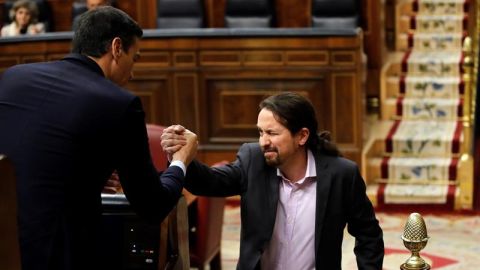 Iglesias saluda a Pedro Sánchez. 