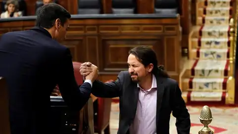 Iglesias saluda a Pedro Sánchez. Iglesias saluda a Pedro Sánchez.