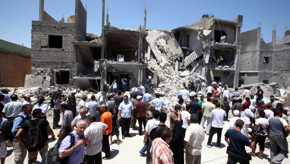 Vista de los escombros de varias casas que fueron destruidas durante un ataque aéreo en Trípoli.