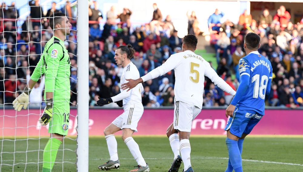 Varane celebra su gol ante el Getafe