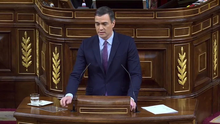 S&aacute;nchez agradece ir&oacute;nicamente la moderaci&oacute;n de Casado y le dice que "en 2020 toca afeitarse la barba" 