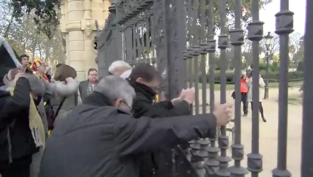 Manifestantes independentistas fuerzan la puerta del parque de la Ciutadella para acceder al Parlament