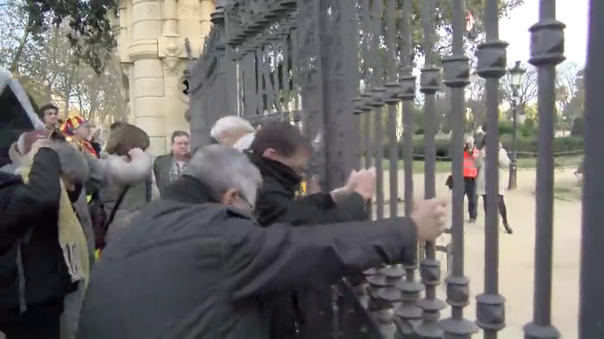 Manifestantes independentistas logran abrir la verja que rodea el Parlament Manifestantes independentistas logran abrir la verja que rodea el Parlament