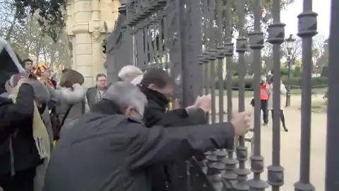 Manifestantes independentistas fuerzan la puerta del parque de la Ciutadella para acceder al Parlament Manifestantes independentistas fuerzan la puerta del parque de la Ciutadella para acceder al Parlament