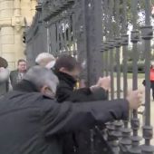 Manifestantes independentistas fuerzan la puerta del parque de la Ciutadella para acceder al Parlament