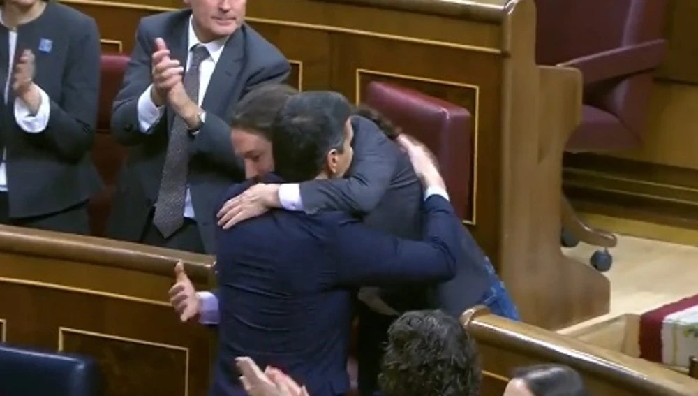 Abrazo entre Pablo Iglesias y Pedro Sánchez