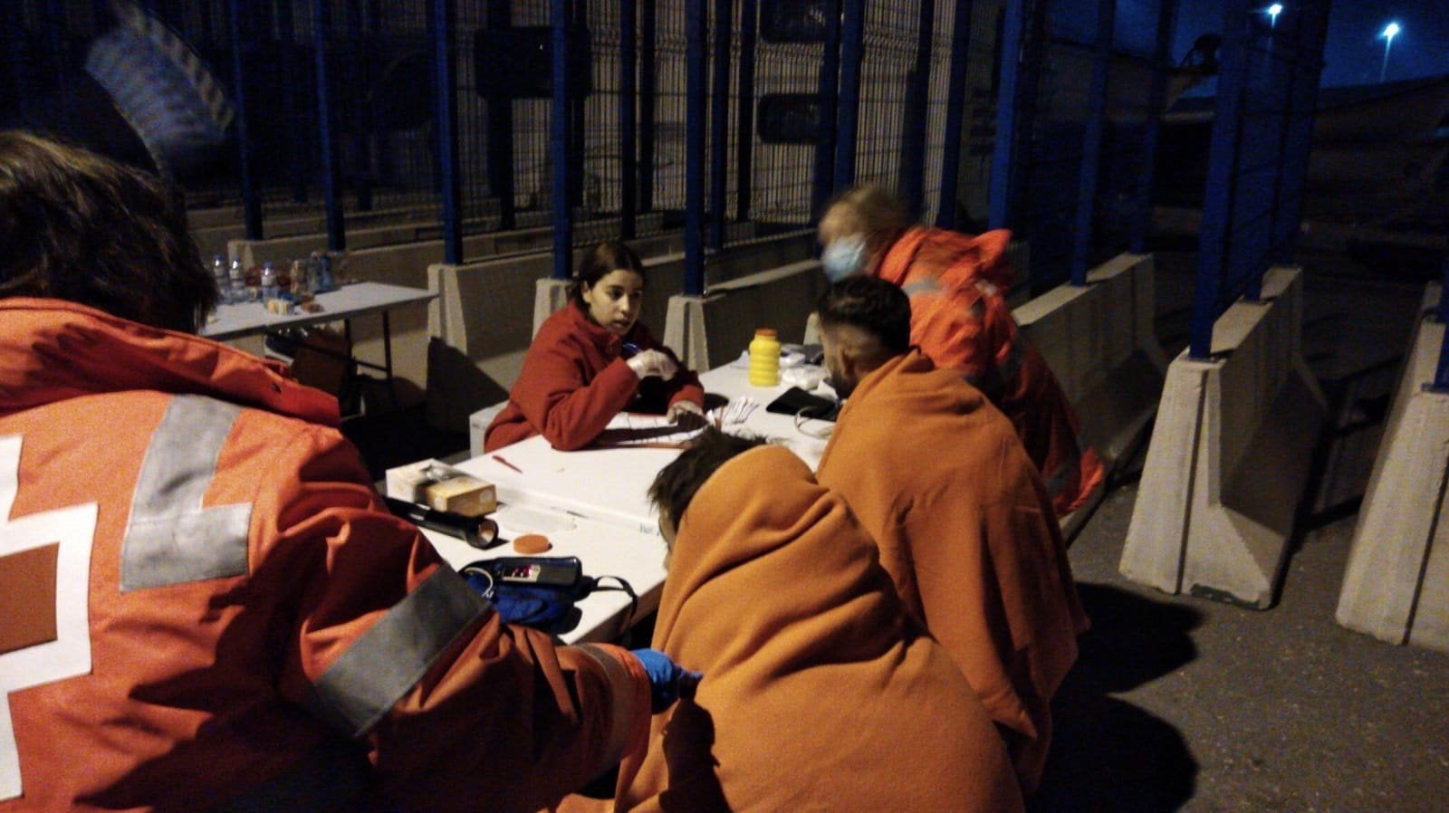 Una patera alcanza las costas de Santa Pola con 16 personas a bordo y eleva a seis las embarcaciones localizadas en la provincia en este inicio de año Una patera alcanza las costas de Santa Pola con 16 personas a bordo y eleva a seis las embarcaciones localizadas en la provincia en este inicio de año