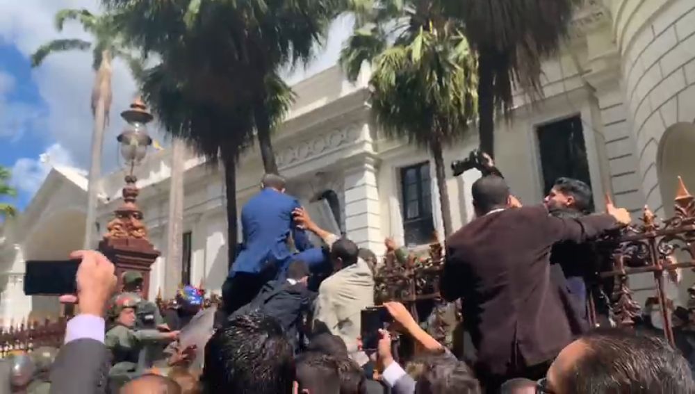  La Policía venezolana impide a Guaidó y otros diputados entrar al Parlamento