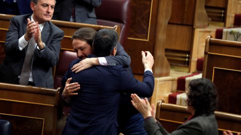 Pedro S&aacute;nchez y Pablo Iglesias, de los reproches al abrazo