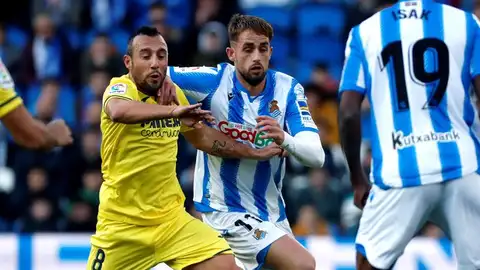 Cazorla lucha con un balón. Cazorla lucha con un balón.