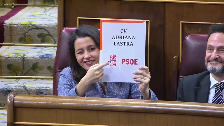 Lastra reprocha a Arrimadas y ésta le responde enseñándole su currículum Lastra reprocha a Arrimadas y ésta le responde enseñándole su currículum