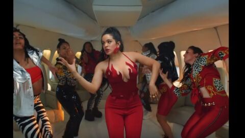 Rosal&iacute;a en el v&iacute;deo 'Con Altura'