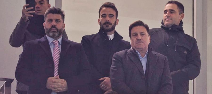 Christian Bragarnik y José Sepulcre, en primera línea del palco VIP; detrás tres amigos del representante argentino. Christian Bragarnik y José Sepulcre, en primera línea del palco VIP; detrás tres amigos del representante argentino.