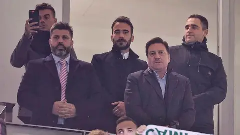 Christian Bragarnik y José Sepulcre, en primera línea del palco VIP; detrás tres amigos del representante argentino. ELCHE CF