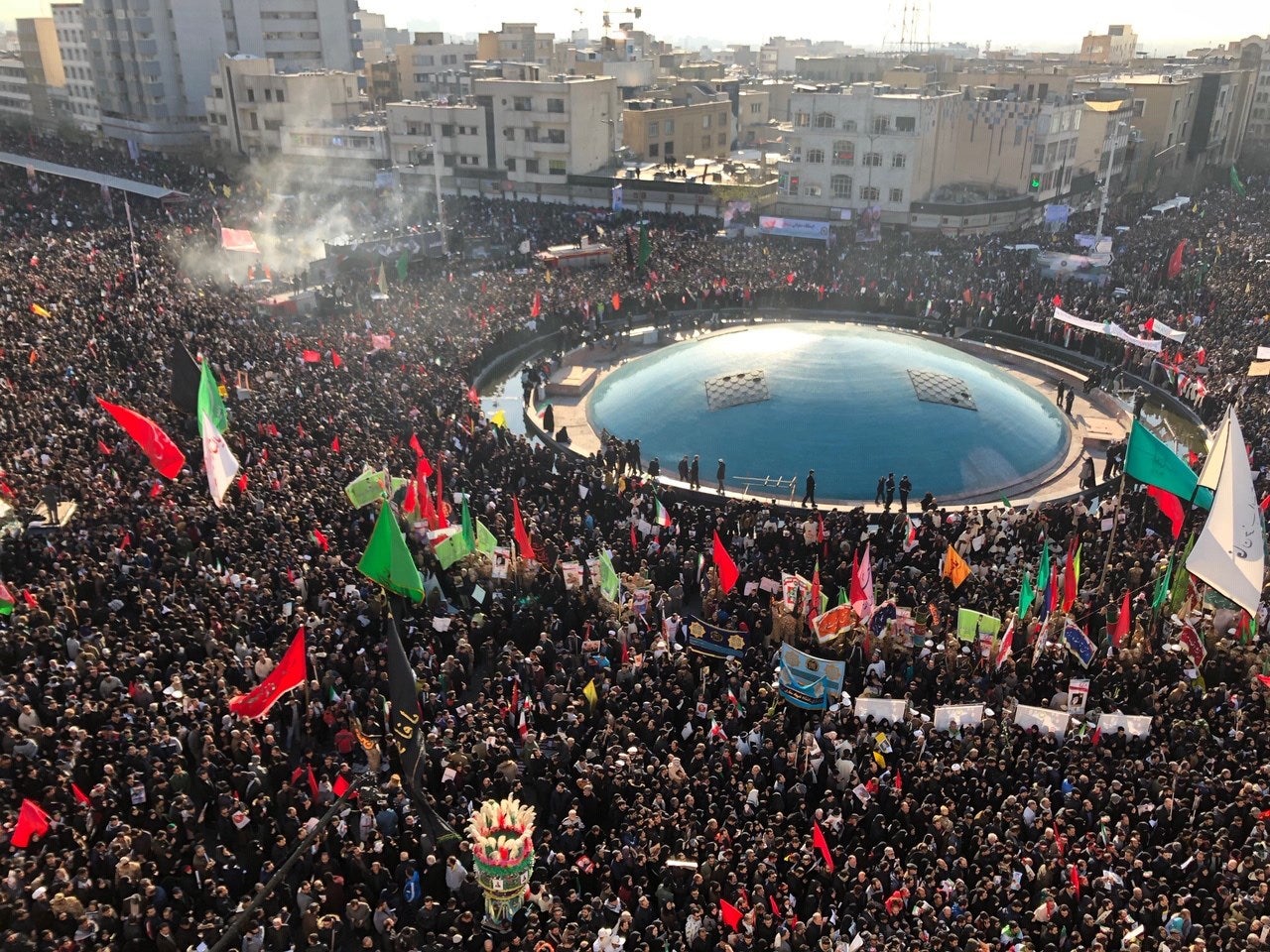 Cientos de miles de iraníes se concentran en Teherán para rendir tributo al general Soleimaní Cientos de miles de iraníes se concentran en Teherán para rendir tributo al general Soleimaní