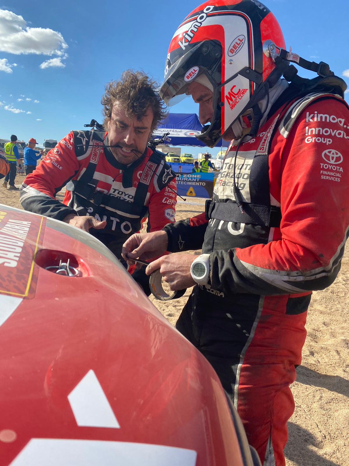 Fernando Alonso se queda sin opciones en el Dakar tras chocar contra una roca Fernando Alonso se queda sin opciones en el Dakar tras chocar contra una roca