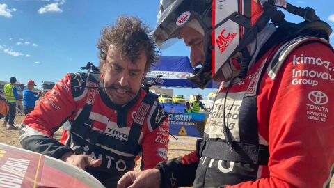 Fernando Alonso y Marc Coma tratan de reparar el Toyota