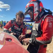 Fernando Alonso y Marc Coma tratan de reparar el Toyota