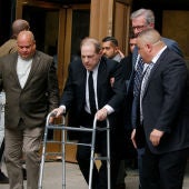 Harvey Weinstein llega a la corte ayudado de un andador