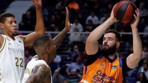 El p&iacute;vot montenegrino del Valencia Basket Bojan Dubljevic lanza a canasta ante el ala p&iacute;vot estadounidense Trey Thompkins y el p&iacute;vot caboverdiano Walter Tavares, ambos del Real Madrid