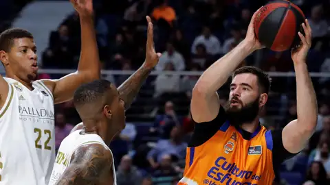 El pívot montenegrino del Valencia Basket Bojan Dubljevic lanza a canasta ante el ala pívot estadounidense Trey Thompkins y el pívot caboverdiano Walter Tavares, ambos del Real Madrid El pívot montenegrino del Valencia Basket Bojan Dubljevic lanza a canasta ante el ala pívot estadounidense Trey Thompkins y el pívot caboverdiano Walter Tavares, ambos del Real Madrid