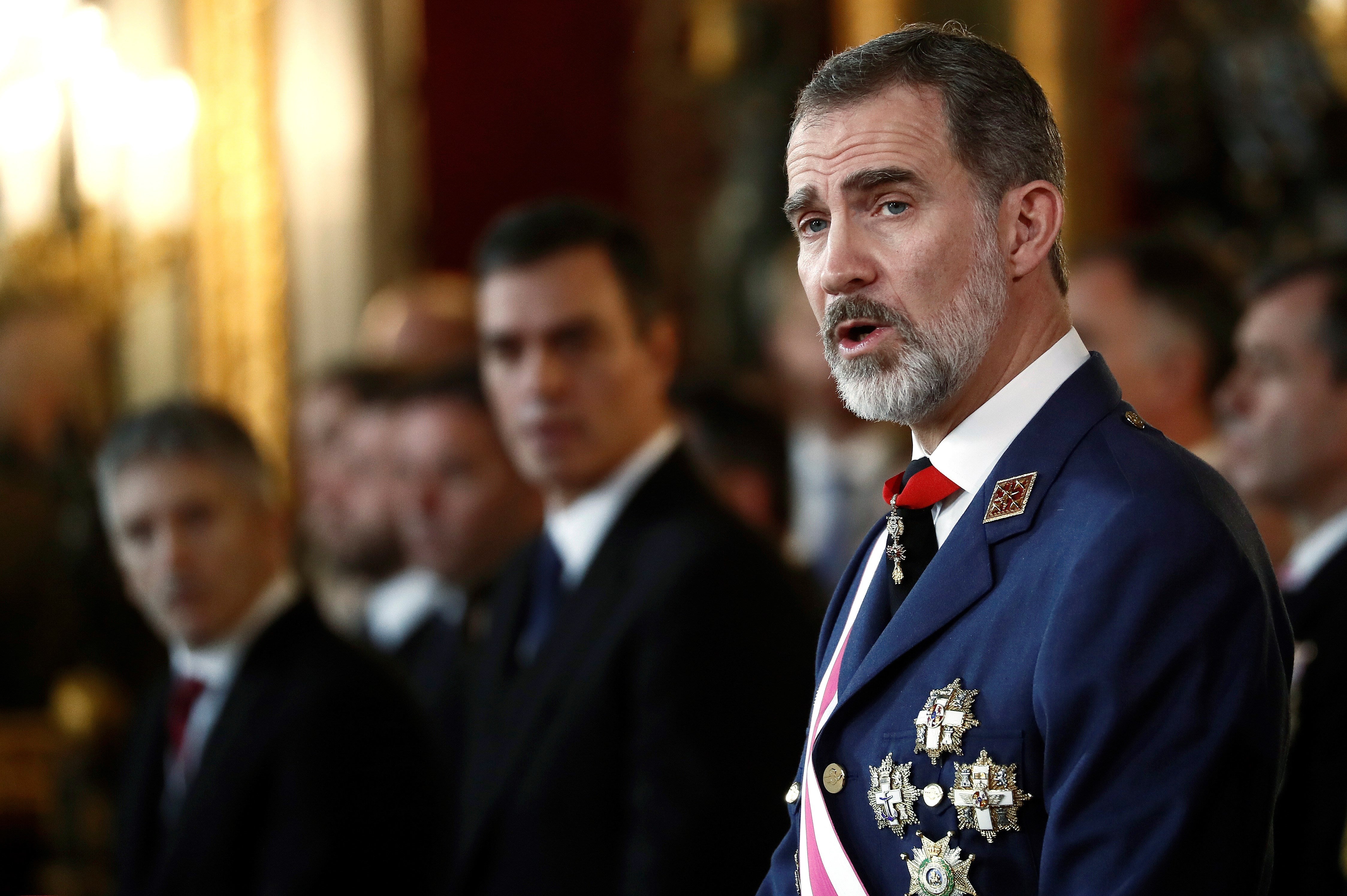 El Rey Felipe elogia "la entrega y el compromiso" de las Fuerzas Armadas "con España y la Constitución" El Rey Felipe elogia "la entrega y el compromiso" de las Fuerzas Armadas "con España y la Constitución"