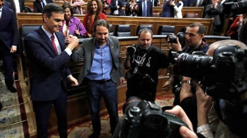Apret&oacute;n de manos entre Pedro S&aacute;nchez y Pablo Iglesias tras la investidura del primero