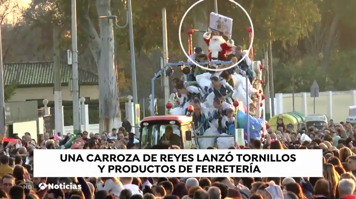 Una carroza de Reyes lanza tornillos en lugar de caramelos y deja varios heridos en Utrera Una carroza de Reyes lanza tornillos en lugar de caramelos y deja varios heridos en Utrera