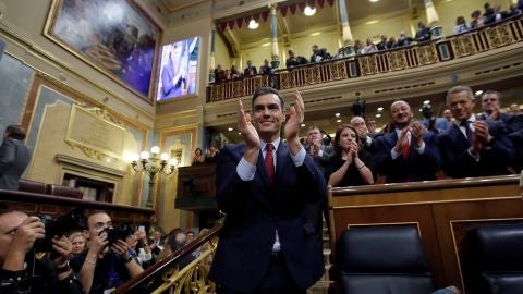 Pedro S&aacute;nchez aplaude tras ser investido como presidente del Gobierno