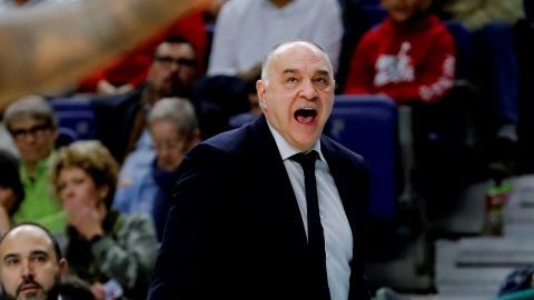 El entrenador del Real Madrid, Pablo Laso, da instrucciones durante el partido de Liga Endesa ante el Valencia Basket