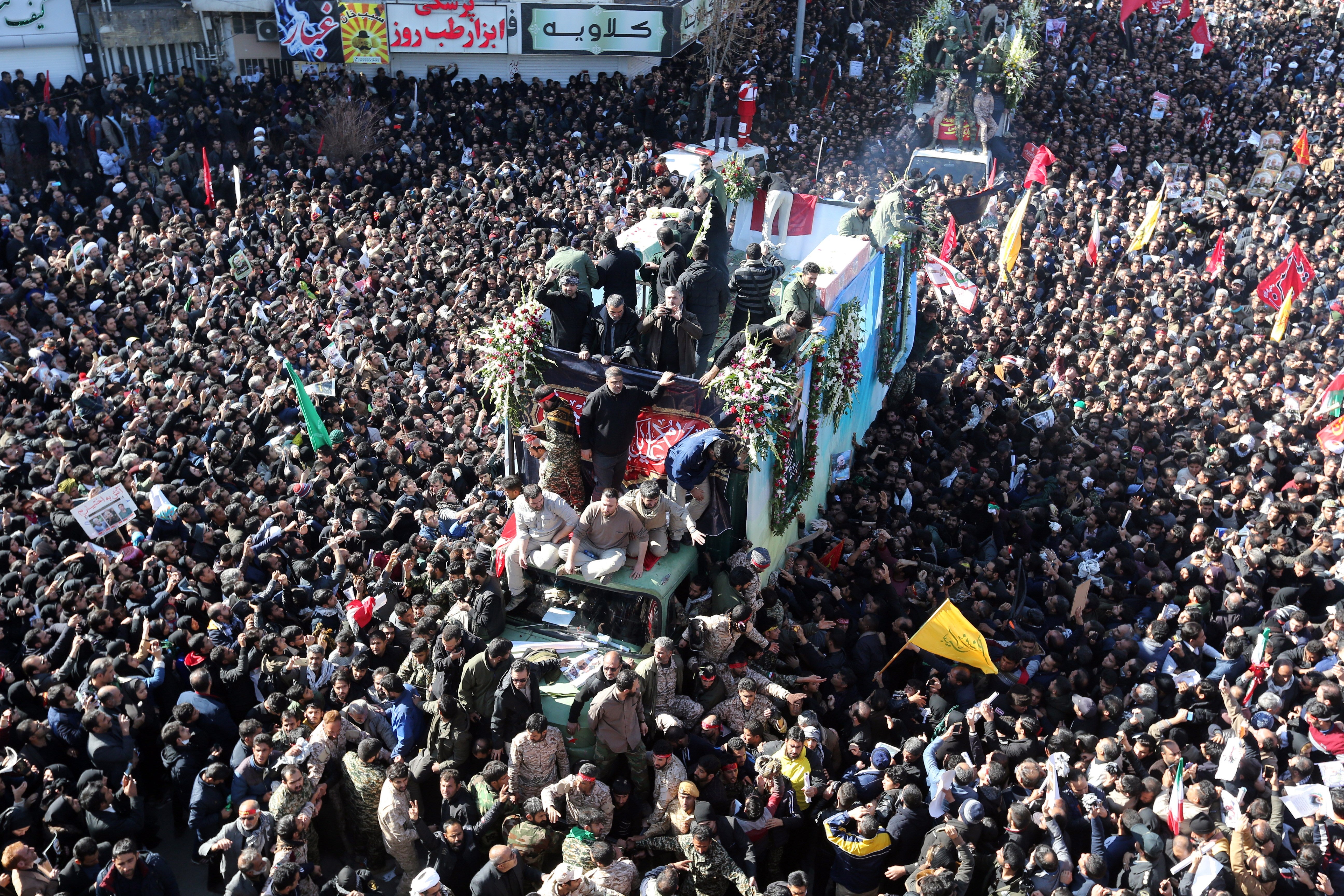 Mueren al menos 40 personas en una estampida durante funeral de Soleimaní en Irán Mueren al menos 40 personas en una estampida durante funeral de Soleimaní en Irán