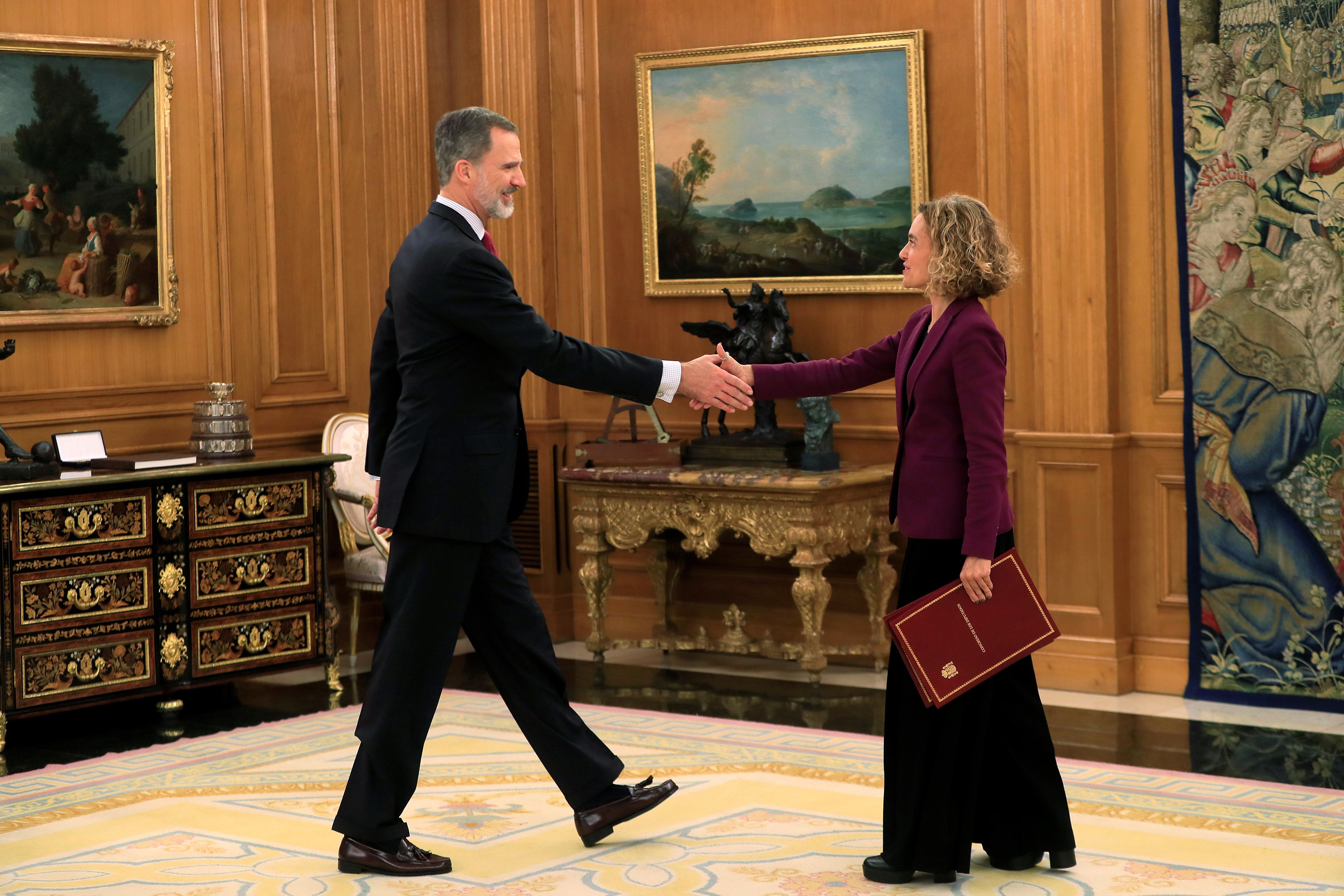 El Rey Felipe firma el nombramiento de Sánchez tras comunicarle Batet su investidura El Rey Felipe firma el nombramiento de Sánchez tras comunicarle Batet su investidura