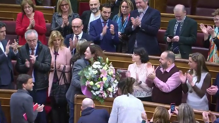 Pablo Iglesias entrega un ramo de flores a la diputada Aina Vidal Pablo Iglesias entrega un ramo de flores a la diputada Aina Vidal