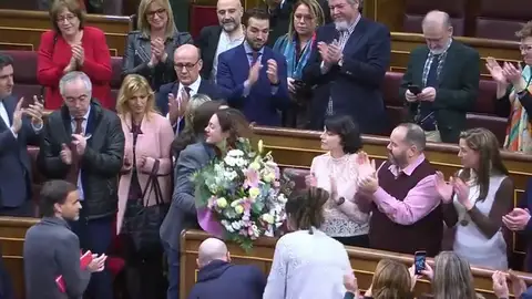 Pablo Iglesias entrega un ramo de flores a la diputada Aina Vidal