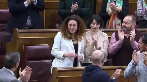 Aina Vidal llora al recibir la ovación del Congreso