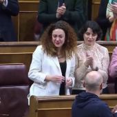 Aina Vidal llora al recibir la ovación del Congreso