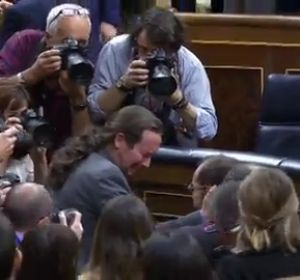 Pablo Iglesias llora de emoción tras la votación que ha permitido el Gobierno de coalición con el PSOE Pablo Iglesias llora de emoción tras la votación que ha permitido el Gobierno de coalición con el PSOE