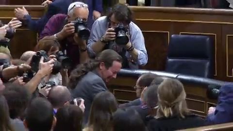 Pablo Iglesias llora de emoci&oacute;n tras la votaci&oacute;n que ha permitido el Gobierno de coalici&oacute;n con el PSOE
