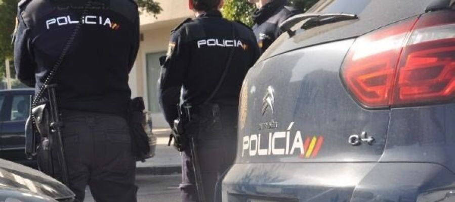 Agentes de la Policía Nacional Agentes de la Policía Nacional