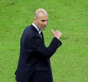 Zinedine Zidane, en la banda del estadio Rey Abdullah Zinedine Zidane, en la banda del estadio Rey Abdullah